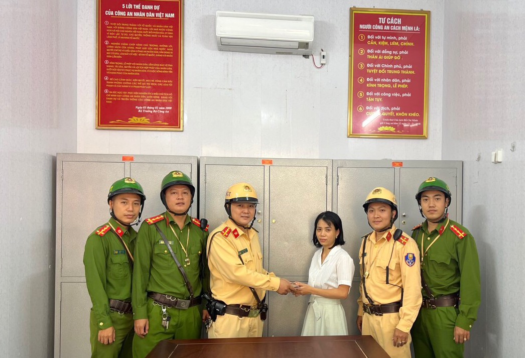 Đội Cảnh sát giao thông trật tự - Công an quận Lê Chân trả lại tài sản thất lạc cho người dân